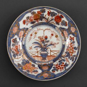 Plate with flowers in a vase motif