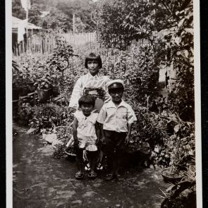 Toki Kimiko és testvérei házuk kertjében