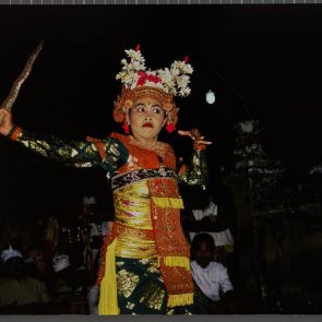 Tista templomban bemutatásra kerülő Calonarang során egy asszony módosult állapotban készül Rangdát megtámadni