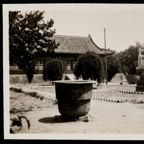 A Földművelés templomának udvarán