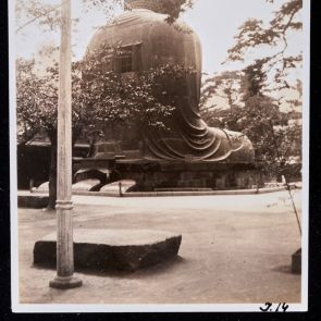 Az Óriás Buddha hátán nyitott ablak megvilágítja üreges belsejét, Kamakura