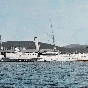 Boszporusz, Jenikőj – Az S. M. S. Taurus hajó nyári állomásán
(oldalfordított, megvágva)