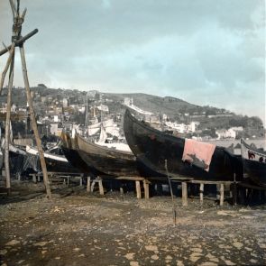 Csónakok a Boszporusz-parton Jenimahalléban az Ázsiai erőd környékén