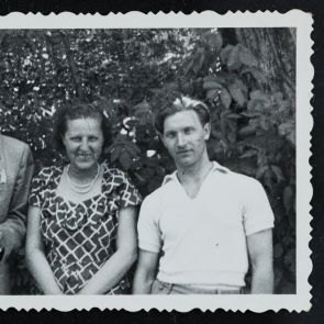 Street photographs: Group portrait in the shade of a tree