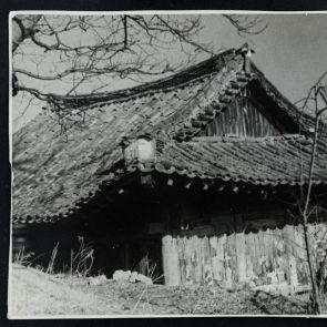 Életkép: Hagyományos koreai faház helybeliekkel