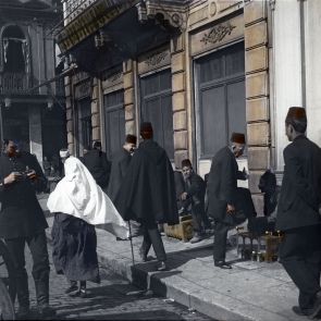 Konstantinápoly. Cipőpucolók a Crédit Lyonnais galatai bankfiókja előtt