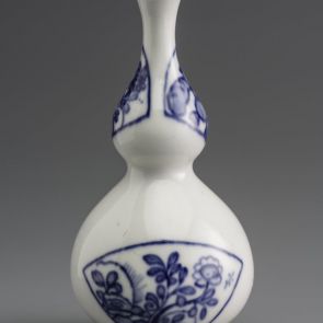 Kobaktök formájú váza, máz alatti kék, legyező formájú keretekbe foglalt díszítéssel