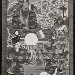 Fekete-fehér fotó pokoljelenetet ábrázoló fafestményről