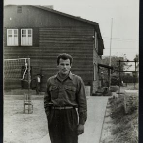 Életkép: Klein István az udvaron