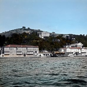 Bebek a Boszporusz felől, középen a hajóállomás épülete, jobb oldalon a Hekimbasi-villa