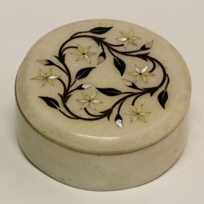 Kis faragott márványdoboz kör alakú fedővel, virág mintájú berakással