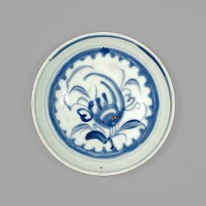 Kék-fehér tányér, körbe foglalt növényi dísszel