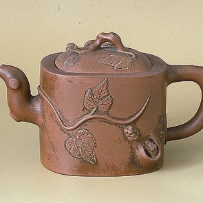 Teáskanna fatörzs alakú testtel, szőlő- és mongúzmintával