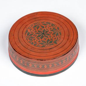 Round-shaped red lacquered lid