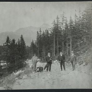 Hopp Ferenc barátai az Új-Csorba-tó (Štrbské pleso) melletti köves úton: Móry Helén, Móry Károly három úr társaságában