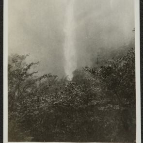 A Kegon-vízesés és sziklái, felhőben, Nikko