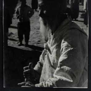 Életkép: Öregember portréja, utcarészlet