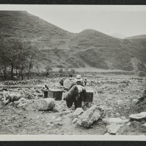 Teher hordók, sziklás völgyben, Nankou-hágó