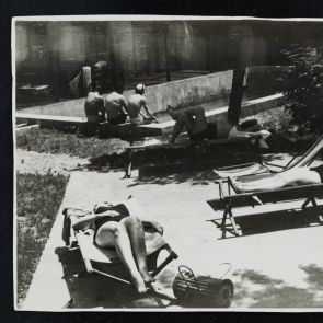 Életképek: A követség udvarán