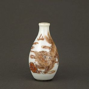Snuff bottle decorated with a figure of a male fo lion