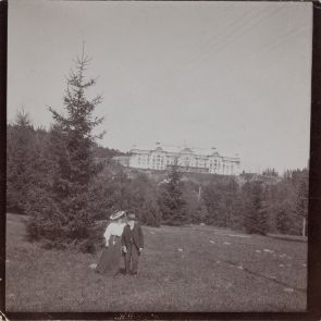 Hopp Ferenc és Móry Helén, háttérben a Móry Szállóval, 1907-ben