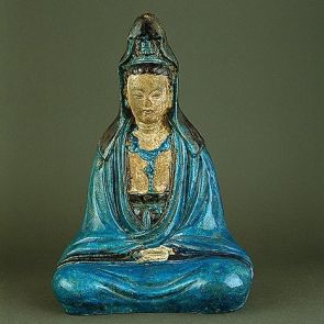 Ülő Guanyin, bódhiszattva, türkiz-lila köntösben