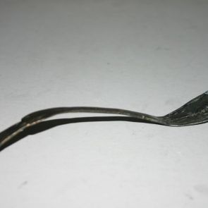 Spoon with swallow tail terminal