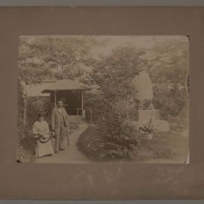 Guests in the garden of the Hopp villa on Andrássy Avenue