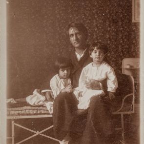 Önarckép a két kislánnyal