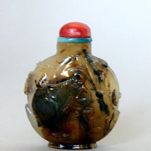 Snuff bottle with a man holding a vase