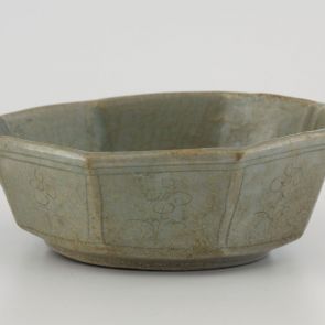 Octagonal bowl with floral decoration