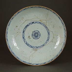 Round plate with a small floral motif