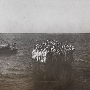 A hazatérő legénység búcsúja Singaporéban