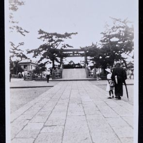 A Dob-híd és torii kapuja