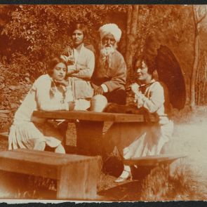 A Sher-Gil család a kerti asztal körül Indira 14. születésnapján II.