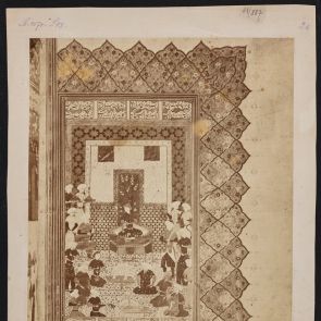 Lohrasp király trónra lépése. Illusztráció Firdauszí (Ferdowsi) Shahnameh című művéhez, albumba foglalva, a Topkapi Szeráj Múzeum (Topkapı Sarayı) könyvtárából, 15. század