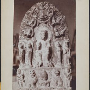 Maitreya két bodhiszattvával és két tanítvánnyal, kősztélé, 550‒557 között