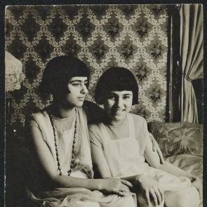 A 14 éves Amrita és a 13 éves Indira