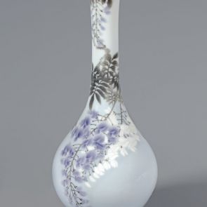 Lilaakác-motívummal díszített váza