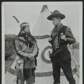 Két férfi a tipi előtt