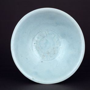 Bowl with floral motif and waves