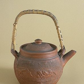 Teapot decorated with dragon figures
