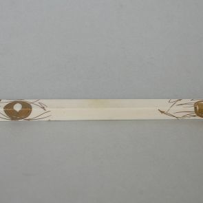 Hairpin (kōgai) decorated with crests and grass motifs