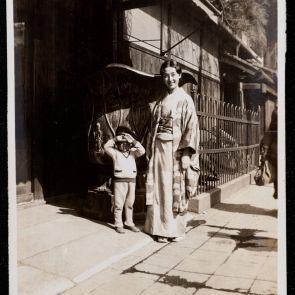Japán nő gyermekével II., Kiotó
