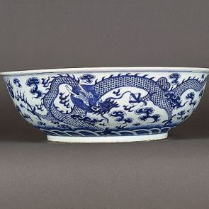 Deep bowl with dragon motifs