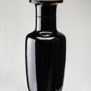 Fekete mázas, döngölőrúd formájú váza