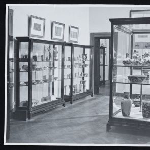 Enteriőrfotó: Kína. Háromezer év művészetének emlékei című kiállítás porcelán-és kerámiaterméről, 1949.