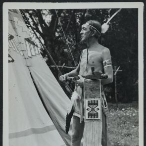 "Old Osprey" without feather ornaments, in loose clothing