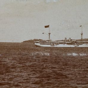 A sziámi király a "Maha-Chakrin" Singaporéba érkezik