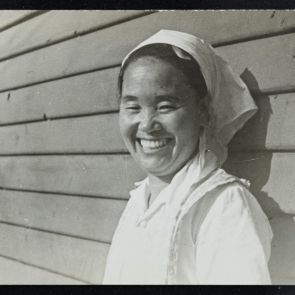 Életkép: Koreai hölgy kedves mosollyal